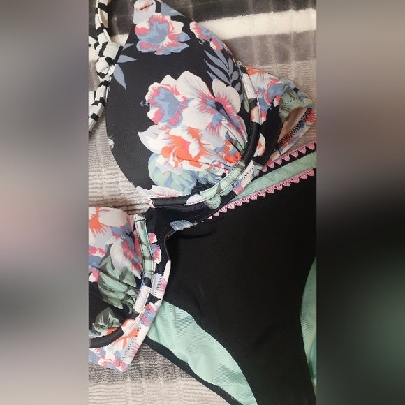 Bikini - Picture 2 of 2